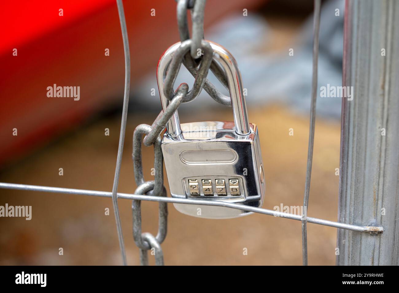 Blocco del codice simbolico su una recinzione Foto Stock