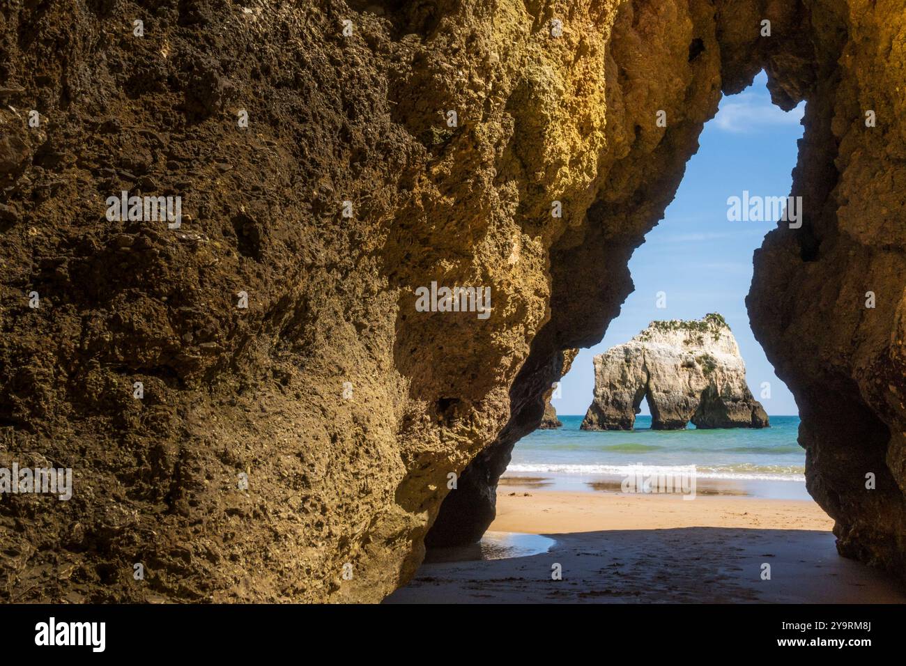 Spiaggia fotografata attraverso il taglio della roccia, vicino a Portimão, nella regione dell'Algarve, in Portogallo Foto Stock