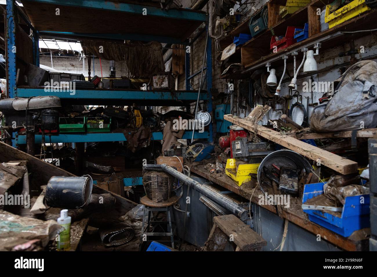 ASHEVILLE, NORTH CAROLINA - 1° OTTOBRE: L'officina del proprietario di un'azienda locale Michael Smith è in disordine dopo l'uragano Helene il 1° ottobre 2024 ad Asheville, North Carolina. L'uragano di categoria 4, che sbarcò sulla costa sud-orientale, ha lasciato devastazioni diffuse attraverso parti della Florida fino alla Virginia. Foto Stock