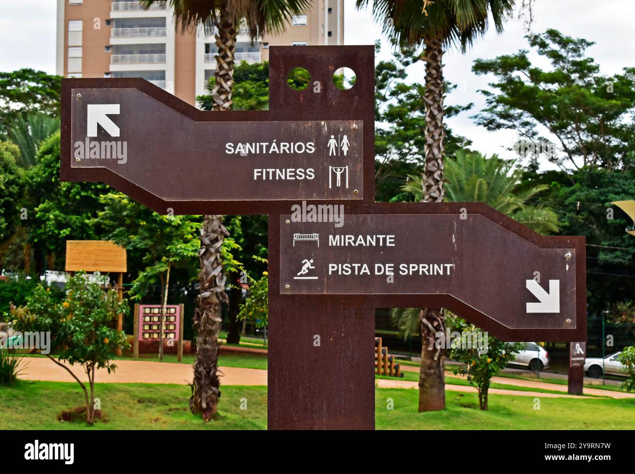 RIBEIRAO PRETO, SAN PAOLO, BRASILE - 17 aprile 2023: Totem in metallo esposto nel parco pubblico con indicazione di bagni, fitness, punto di osservazione, pista sprint Foto Stock