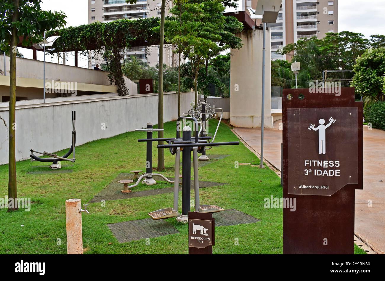 RIBEIRAO PRETO, SAN PAOLO, BRASILE - 17 aprile 2023: Totem in metallo esposto nel parco pubblico che indica l'area di esercizio per anziani Foto Stock