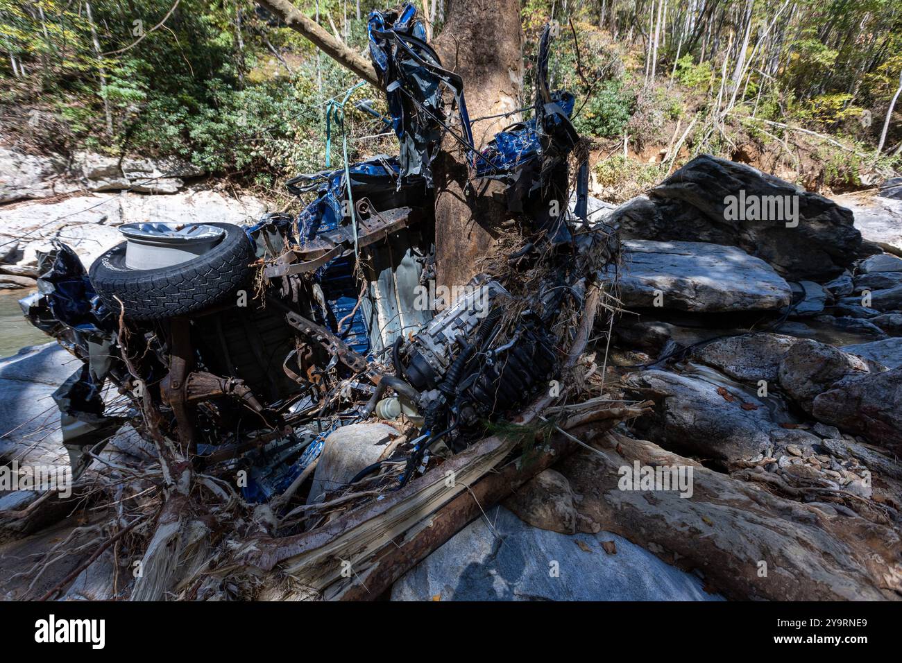 ELK PARK, NORTH CAROLINA - 5 OTTOBRE: Quello che sembra essere un pick-up è avvolto intorno a un albero vicino a un fiume in seguito all'uragano Helene il 5 ottobre 2024 a Elk Park, North Carolina. L'uragano di categoria 4, che sbarcò sulla costa sud-orientale, ha lasciato devastazioni diffuse attraverso parti della Florida fino alla Virginia. Foto Stock