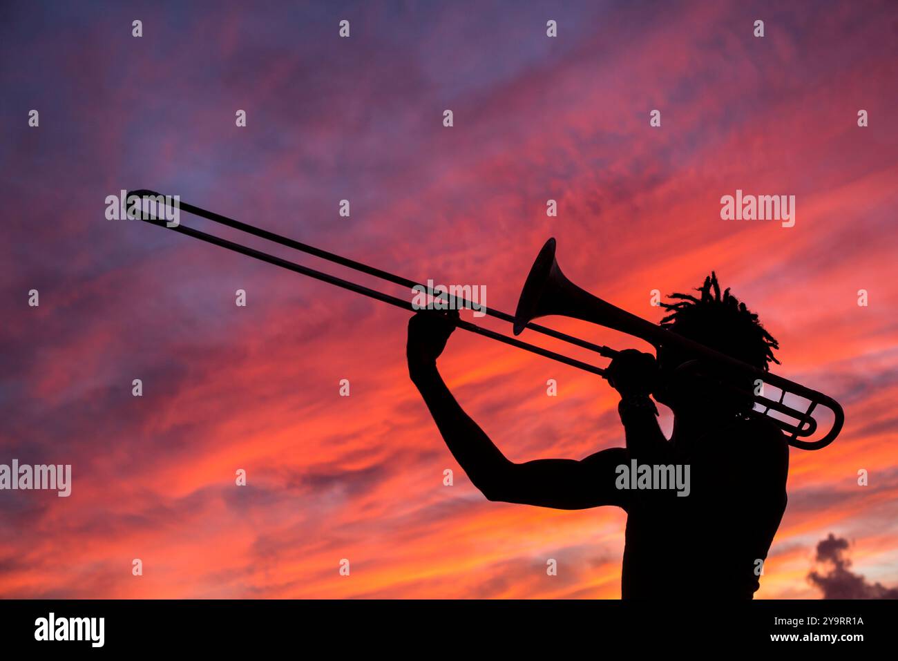Uomo che suona la tromba per le strade, nella zona di Malecón a l'Avana, Cuba - foto di scorta Foto Stock