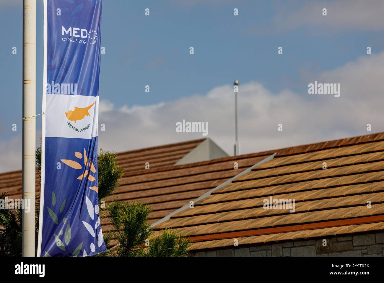 Cipro : undicesimo Vertice dei paesi dell'UE meridionale MED9. Uno striscione dell'evento è stato visto, Paphos, Cipro, l'11 ottobre 2024. L'undicesimo vertice dei paesi dell'UE meridionale MED9 si terrà a Paphos. Paphos Paphos Cipro Copyright: XKOSTASxPIKOULASx Foto Stock