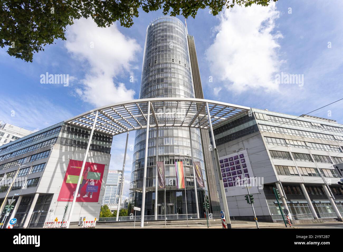 Der Westenergie-Turm a Essen. 26.09.2024, EU, DEU, Deutschland, Nordrhein-Westfalen, Essen: der Westenergie-Turm, Ehemals RWE-Turm am Opernplatz. Antenna DAS Gebäude ist da 127 metri con cavo da 162 metri. ALS der Turm 1996 fertig gestellt wurde, War es das höchste Gebäude im Ruhrgebiet. UE, DEU, Germania, Renania settentrionale-Vestfalia, Essen: La Westenergie Tower, ex RWE Tower a Opernplatz. L'edificio e' alto 127 metri con un'antenna di 162 metri. Quando la torre fu completata nel 1996, era l'edificio più alto della regione della Ruhr. Foto Stock