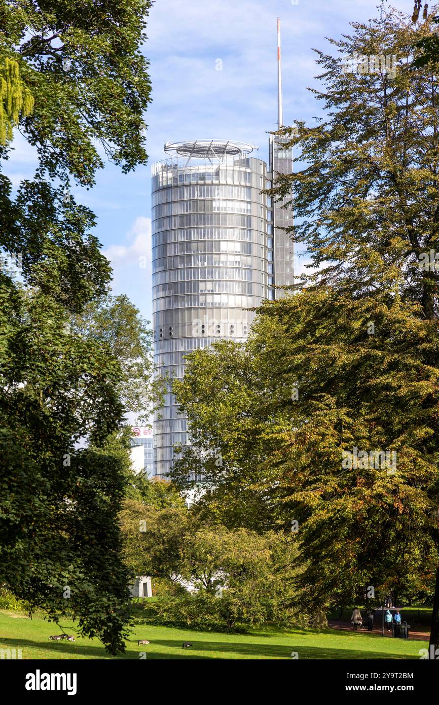 Der Westenergie-Turm a Essen. 26.09.2024, EU, DEU, Deutschland, Nordrhein-Westfalen, Essen: der Westenergie-Turm, Ehemals RWE-Turm am Opernplatz. Antenna DAS Gebäude ist da 127 metri con cavo da 162 metri. ALS der Turm 1996 fertig gestellt wurde, War es das höchste Gebäude im Ruhrgebiet. UE, DEU, Germania, Renania settentrionale-Vestfalia, Essen: La Westenergie Tower, ex RWE Tower a Opernplatz. L'edificio e' alto 127 metri con un'antenna di 162 metri. Quando la torre fu completata nel 1996, era l'edificio più alto della regione della Ruhr. Foto Stock