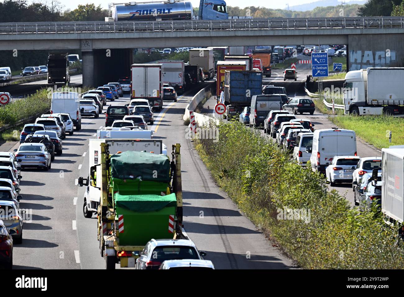 Colonia, Germania. 11 ottobre 2024. I veicoli si bloccano sull'autostrada 1 vicino a Colonia. Le vacanze autunnali iniziano nella Renania settentrionale-Vestfalia. Si prevede un elevato volume di traffico su strade, ferrovie e in aria. Crediti: Federico Gambarini/dpa/Alamy Live News Foto Stock