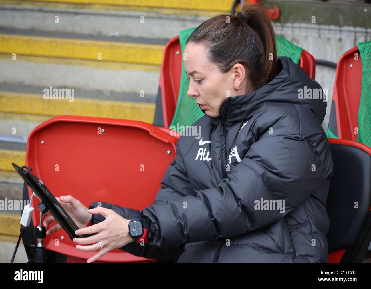 Londra, Regno Unito. 6 ottobre 2024. LONDRA, INGHILTERRA - Assistente allenatore: Amber Whiteley durante la partita di calcio della Barclays fa Women's Super League tra Tottenham Hotspur Women e Liverpool Women al Breyer Group Stadium di Leyton il 6 ottobre 2024 a Londra, Inghilterra. Crediti: Action foto Sport/Alamy Live News Foto Stock