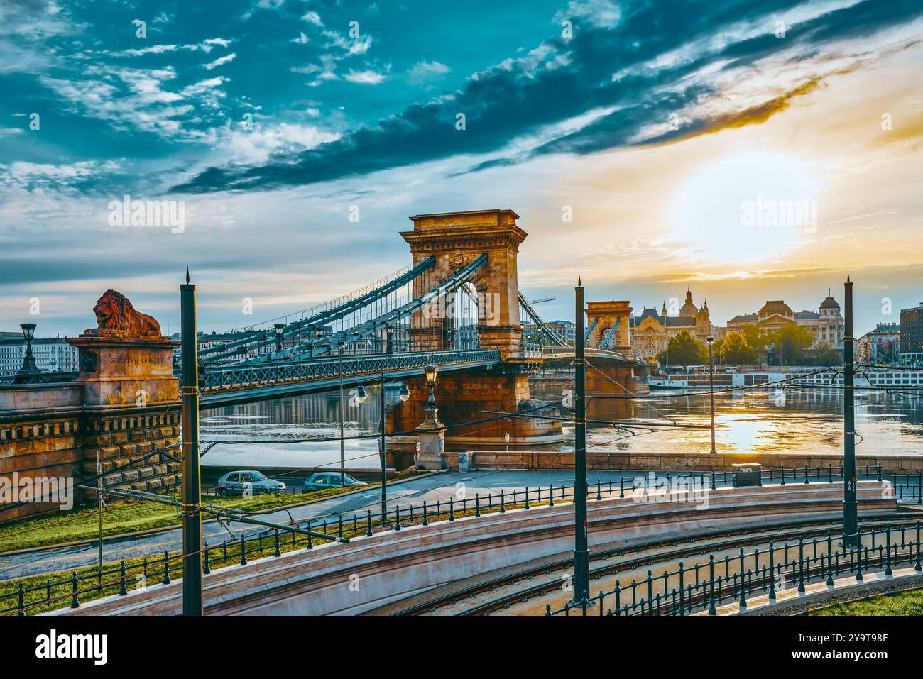 Ponte delle catene di Szechenyi alla mattina tempo. Budapest, Ungheria Foto Stock