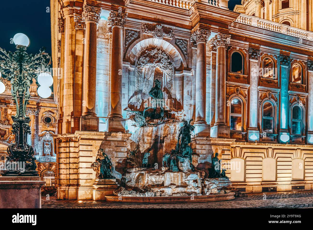 Matthias fontana-è una fontana monumentale del gruppo in piazzale occidentale del Castello di Buda, Budapest. Ungheria. Foto Stock