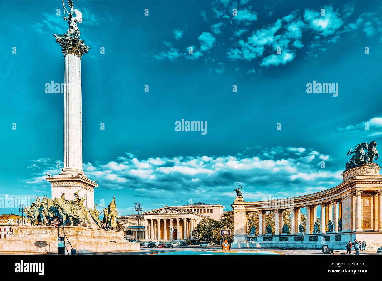 BUDAPEST, UNGHERIA-Maggio 05, 2016: Piazza degli Eroi, è una delle piazze principali di Budapest, Ungheria, statua sette Chieftains di Magyars e altri impo Foto Stock