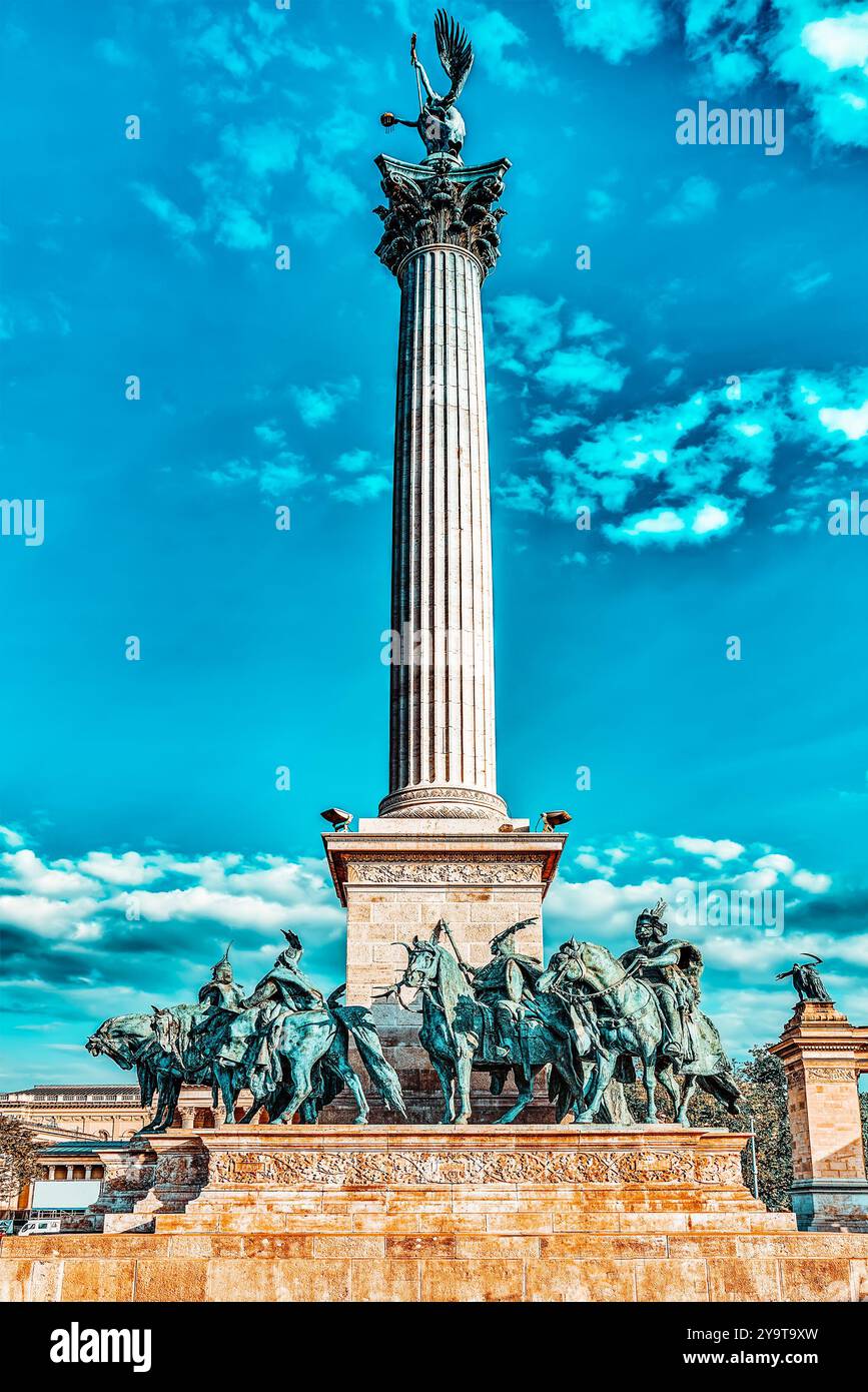 Piazza degli Eroi-è una delle piazze principali di Budapest, Ungheria, statua sette Chieftains di Magyars e altri importanti leader nazionali. Foto Stock