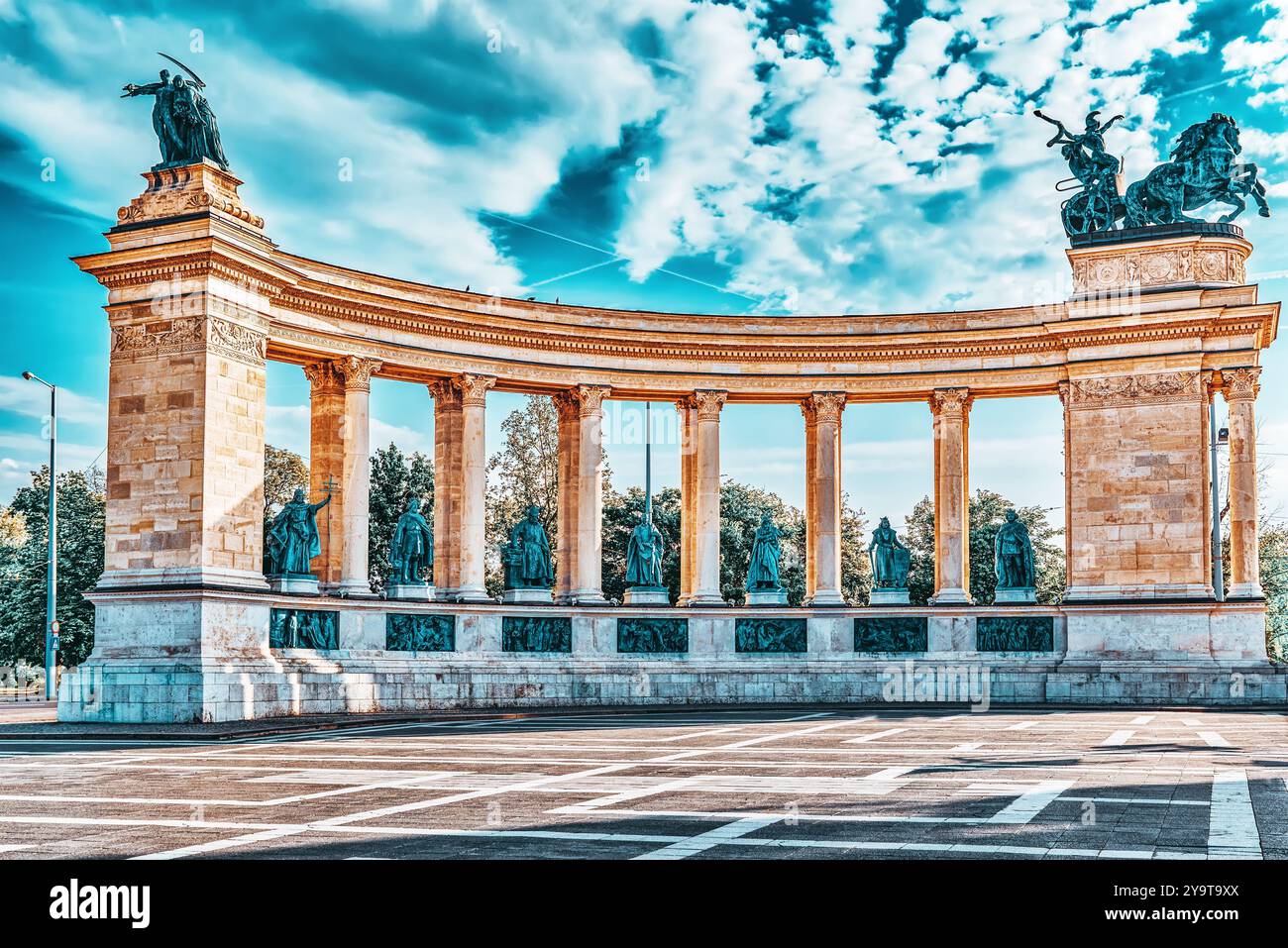 Piazza degli Eroi-è una delle piazze principali di Budapest, Ungheria, statua sette Chieftains di Magyars e altri importanti leader nazionali. Foto Stock