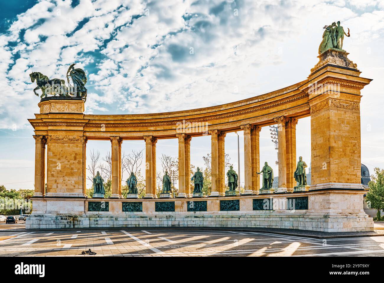 Piazza degli Eroi-è una delle piazze principali di Budapest, Ungheria, statua sette Chieftains di Magyars e altri importanti leader nazionali. Foto Stock