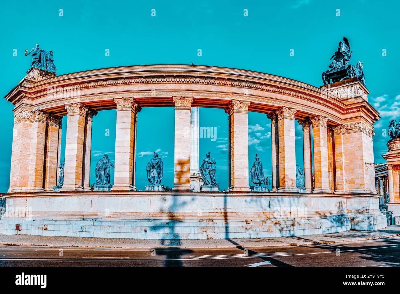 Piazza degli Eroi-è una delle piazze principali di Budapest, Ungheria, statua sette Chieftains di Magyars e altri importanti leader nazionali. Foto Stock