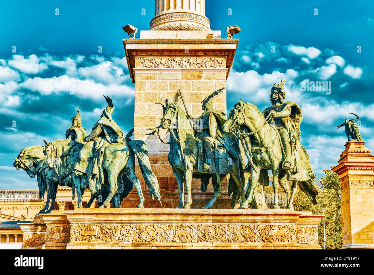 Piazza degli Eroi-è una delle piazze principali di Budapest, Ungheria, statua sette Chieftains di Magyars e altri importanti leader nazionali. Foto Stock