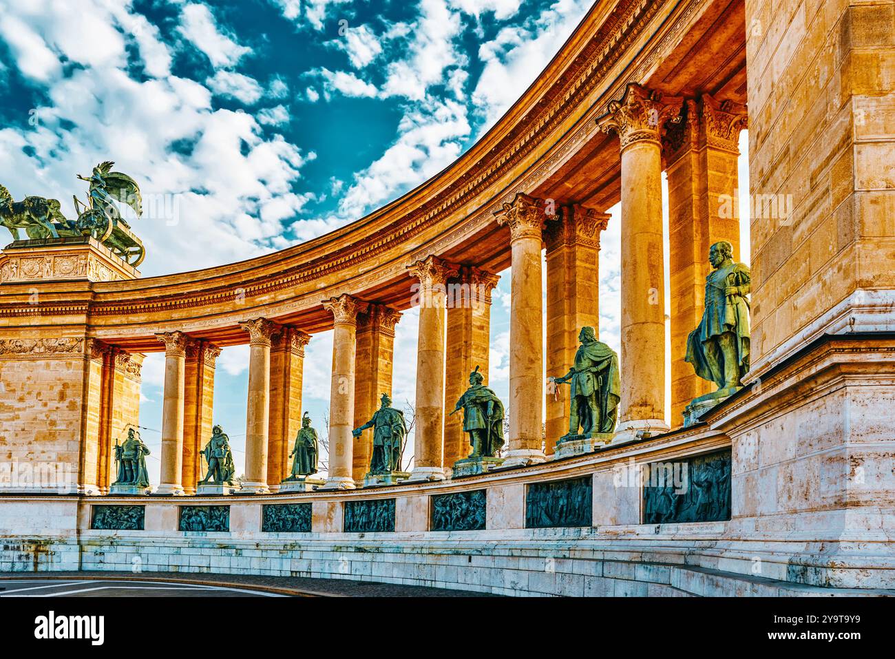 Piazza degli Eroi-è una delle piazze principali di Budapest, Ungheria, statua sette Chieftains di Magyars e altri importanti leader nazionali. Foto Stock