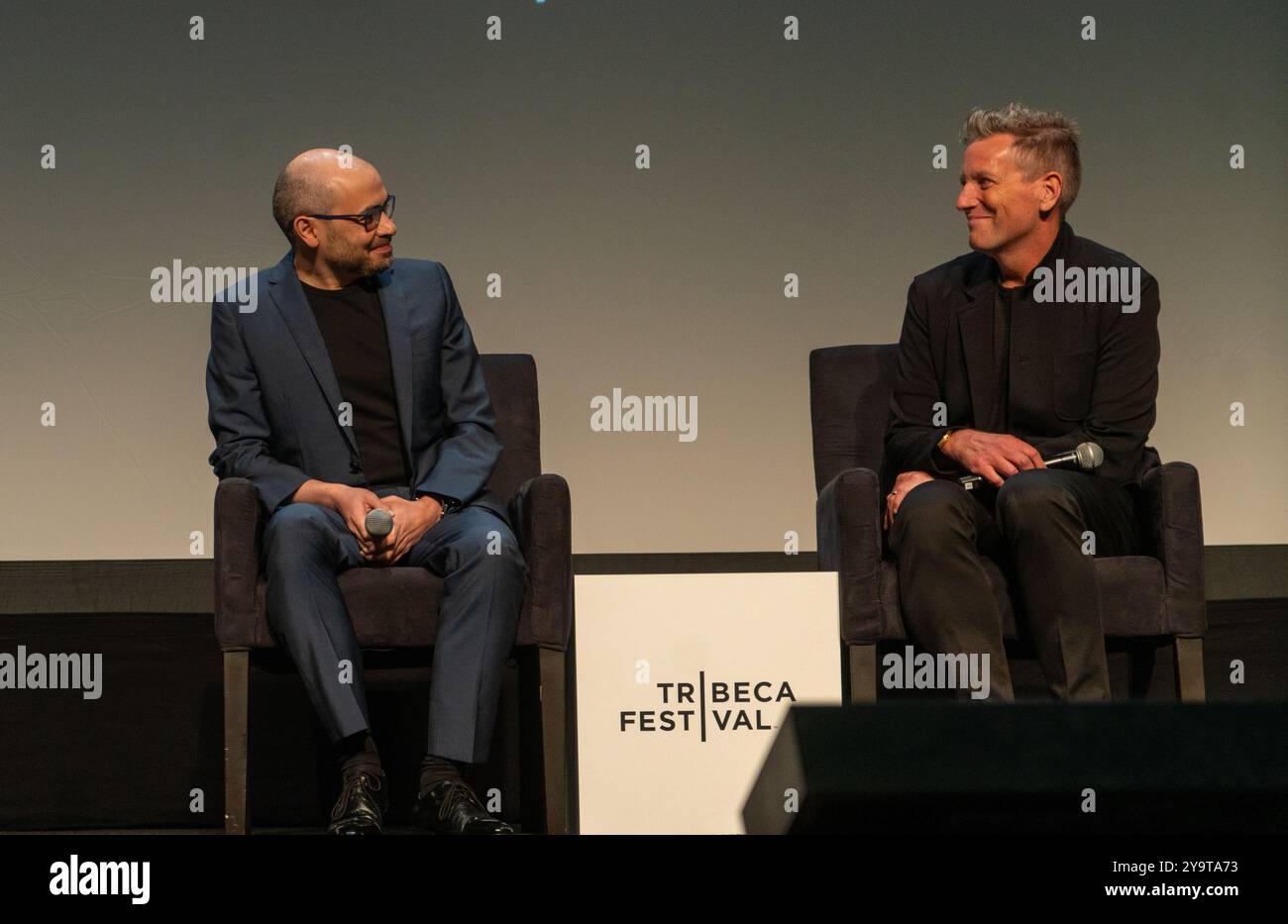 Nel luglio 2024, dopo la premiere del Tribeca Festival di "The Thinking Game", Greg Kohs, regista, direttore della fotografia e co-produttore del film, ha applaudito Demis Hassabis, il co-fondatore di DeepMind, una rivoluzionaria società di intelligenza artificiale. Nell'ottobre 2024, Hassabis e due colleghi hanno vinto un premio Nobel per la chimica per il loro lavoro utilizzando l'intelligenza artificiale per esaminare la struttura delle proteine e creare nuove proteine che avrebbero applicazioni pratiche. Foto Stock