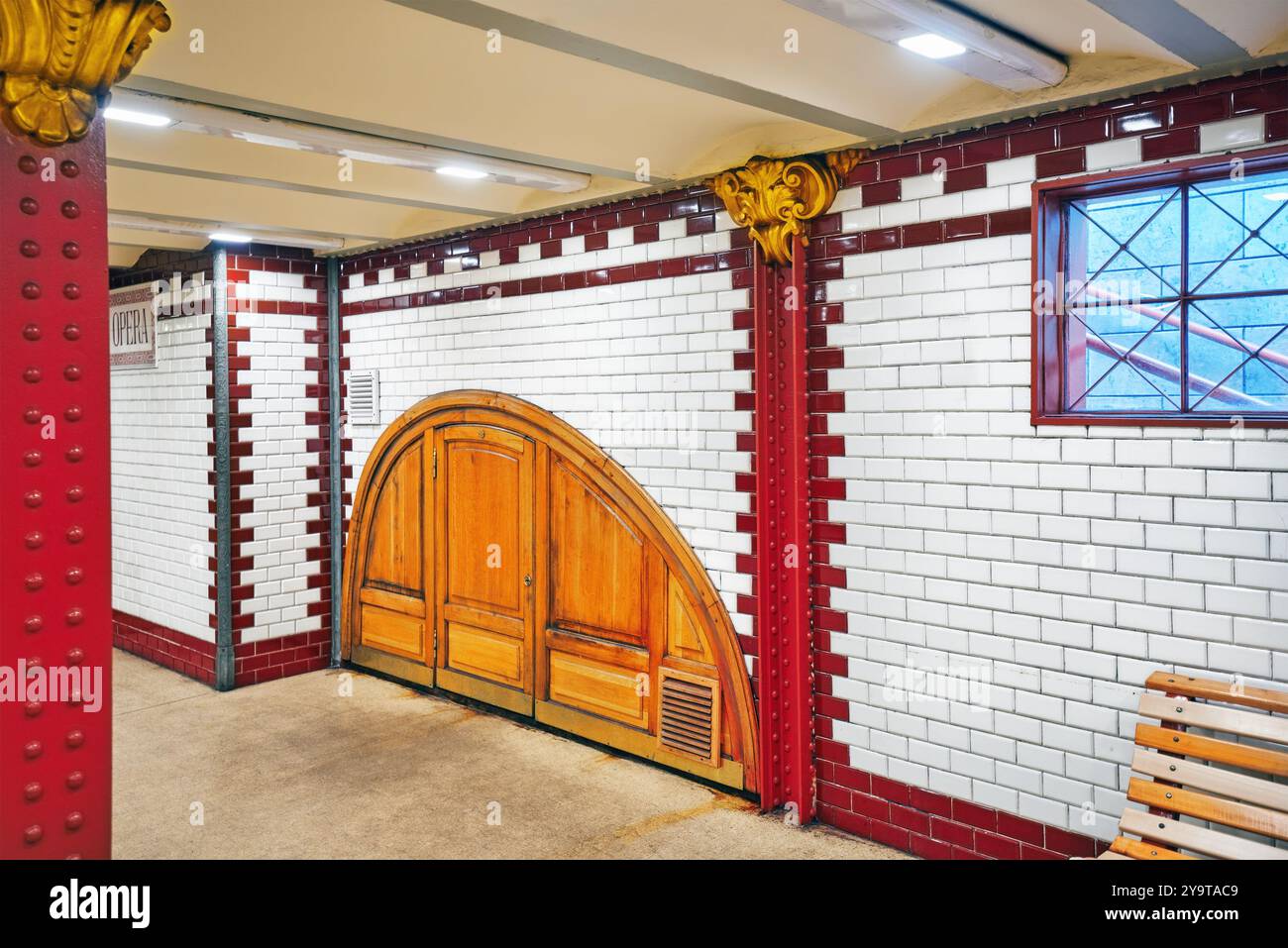 BUDAPEST, UNGHERIA-Maggio 02, 2016: interno della stazione della metropolitana di Budapest. Giallo (1 linea) è la più antica elettrificata di sistema della metropolitana sulla Foto Stock