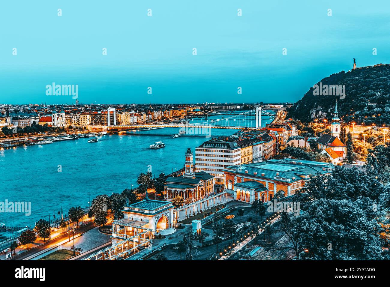 Vista panoramica sul Ponte Elisabetta e Budapest,ponte che collega Buda e Pest parti.notte tempo. Foto Stock