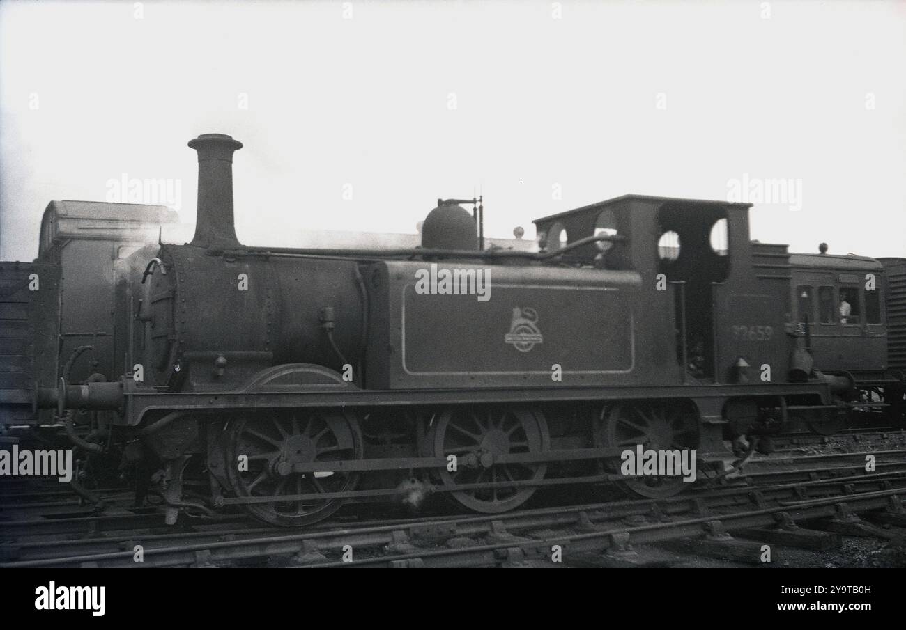 1950s, storica locomotiva a vapore della British Rail, n. 32659 A1 Classe 'Terrier. Progettato da William Stroudley per la London, Brighton and South Coast Railway (LB&SCR), entrò in servizio nel 1875 e poi fu ricostruito nel 1921, venendo rinumerato nel 1923. Quando la ferrovia fu nazionalizzata nel 1948, lavorò nella regione meridionale sotto la British Railways. Foto Stock