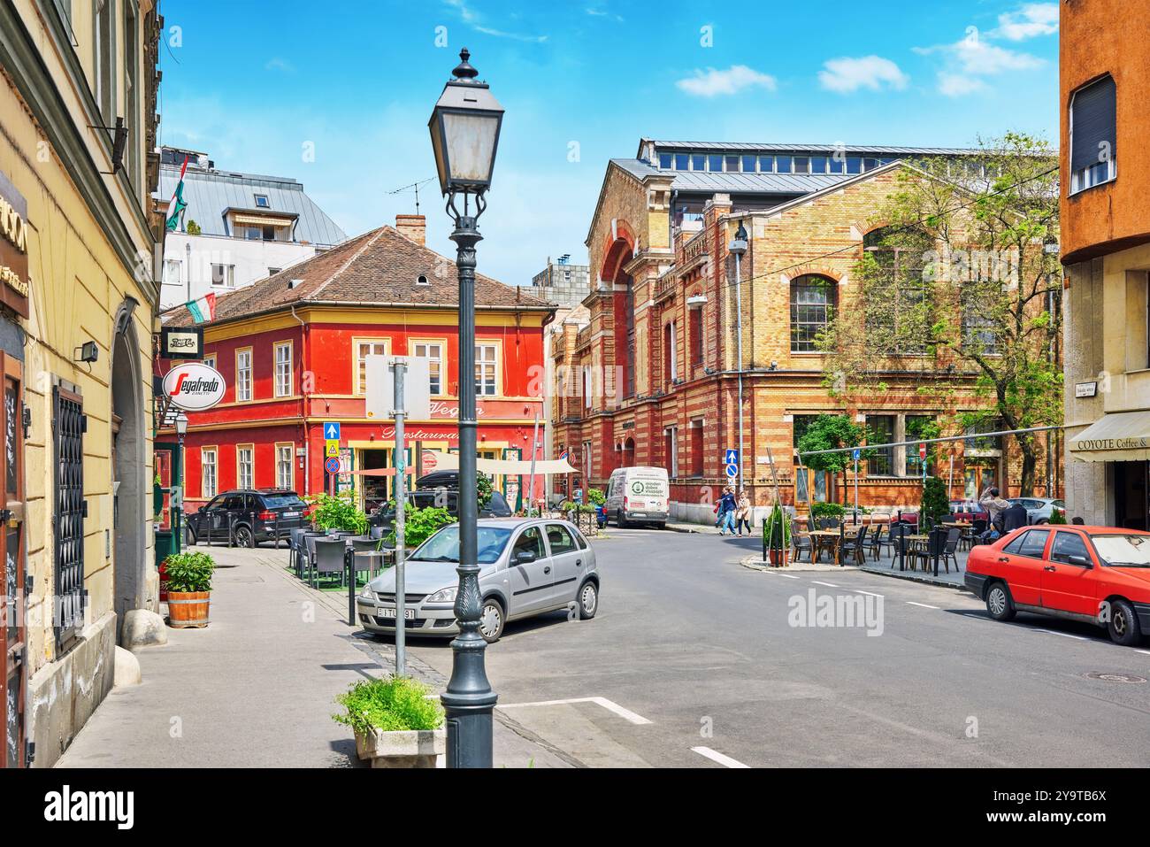 Splendida vista panoramica sulla città di Budapest, la strada, la gente degli appartamenti in vita sulla strada Ungheria. Foto Stock