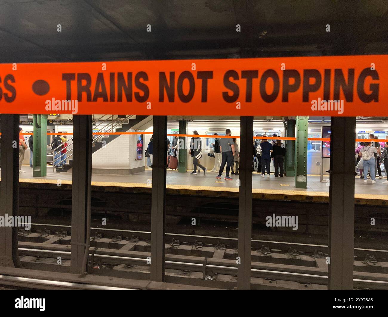 Interruzione del servizio della metropolitana a causa dei lavori di binario visti nella Union Square Station di New York sabato 28 settembre 2024. (© Frances M. Roberts) Foto Stock