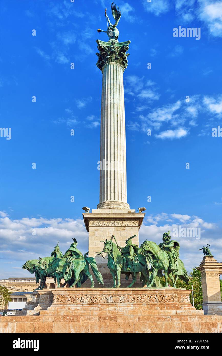 Piazza degli Eroi-è una delle piazze principali di Budapest, Ungheria, statua sette Chieftains di Magyars e altri importanti leader nazionali. Foto Stock