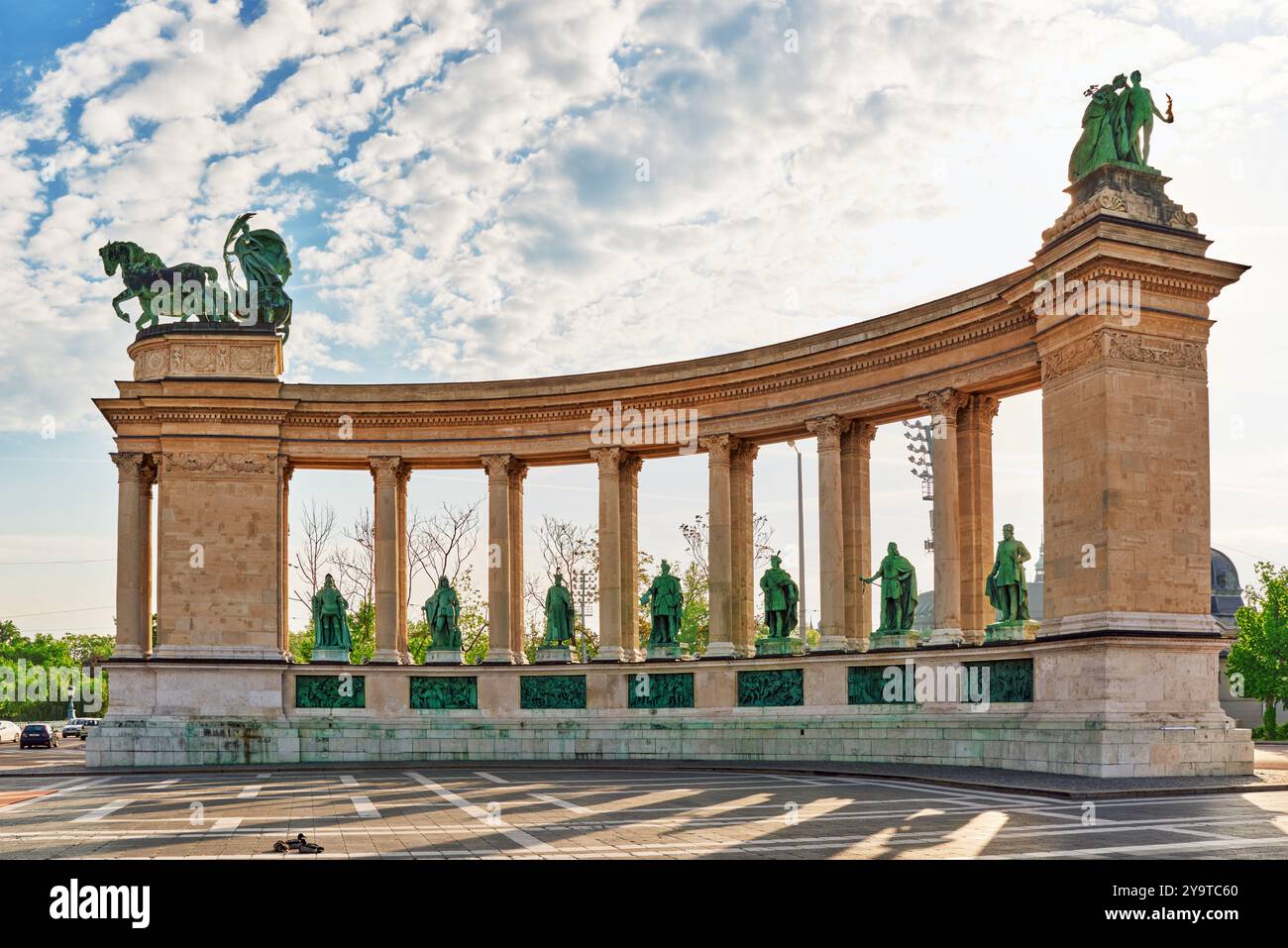 Piazza degli Eroi-è una delle piazze principali di Budapest, Ungheria, statua sette Chieftains di Magyars e altri importanti leader nazionali. Foto Stock