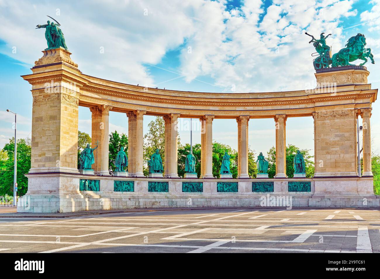 Piazza degli Eroi-è una delle piazze principali di Budapest, Ungheria, statua sette Chieftains di Magyars e altri importanti leader nazionali. Foto Stock