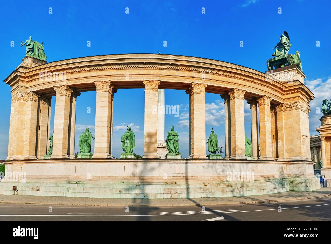 Piazza degli Eroi-è una delle piazze principali di Budapest, Ungheria, statua sette Chieftains di Magyars e altri importanti leader nazionali. Foto Stock
