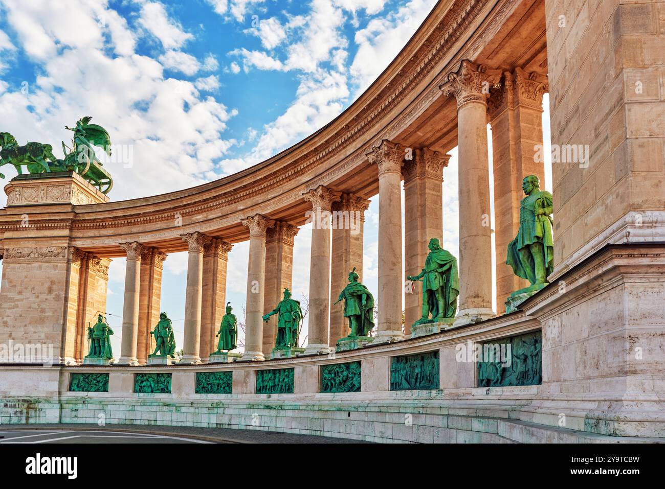 Piazza degli Eroi-è una delle piazze principali di Budapest, Ungheria, statua sette Chieftains di Magyars e altri importanti leader nazionali. Foto Stock