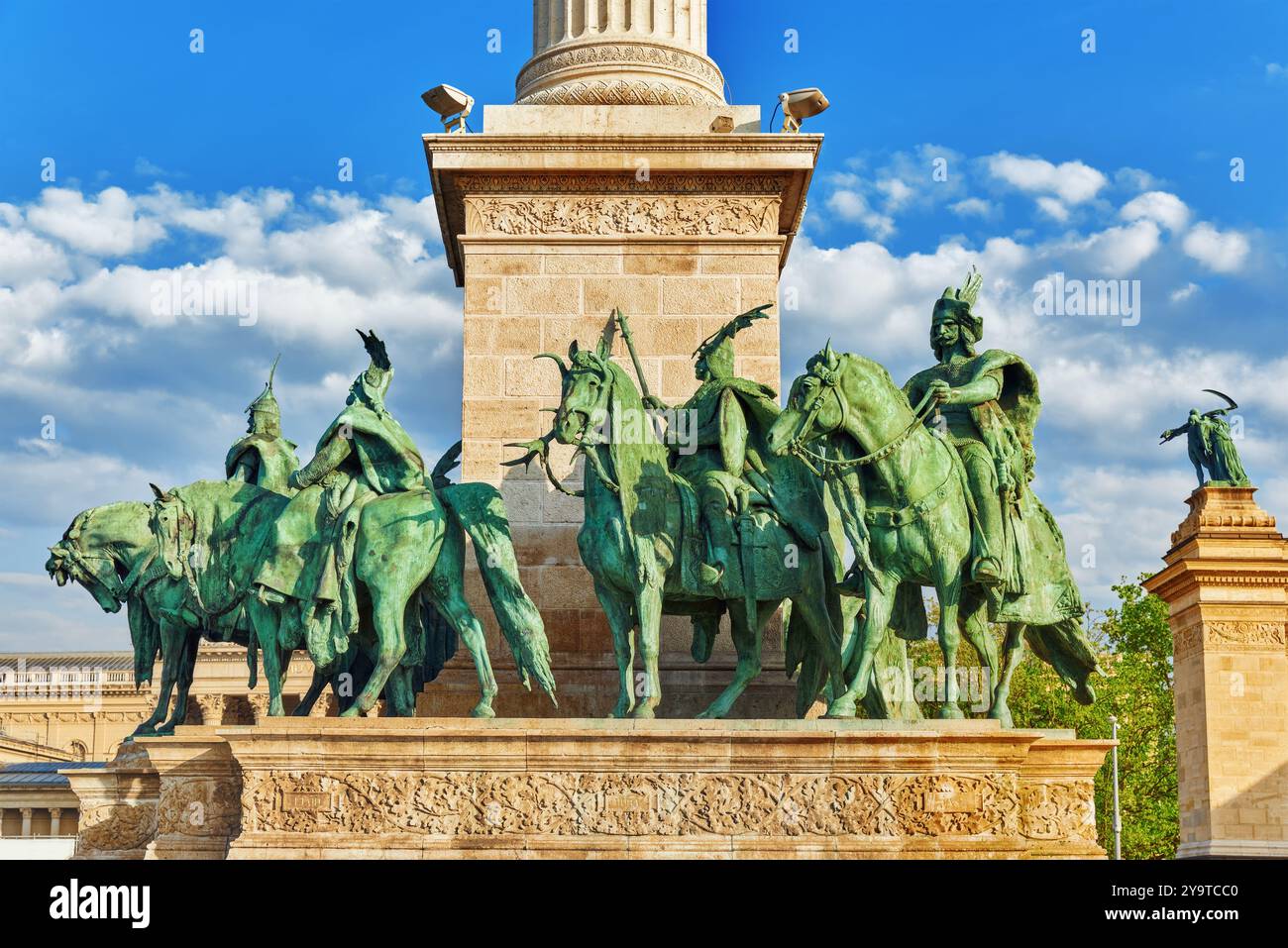 Piazza degli Eroi-è una delle piazze principali di Budapest, Ungheria, statua sette Chieftains di Magyars e altri importanti leader nazionali. Foto Stock