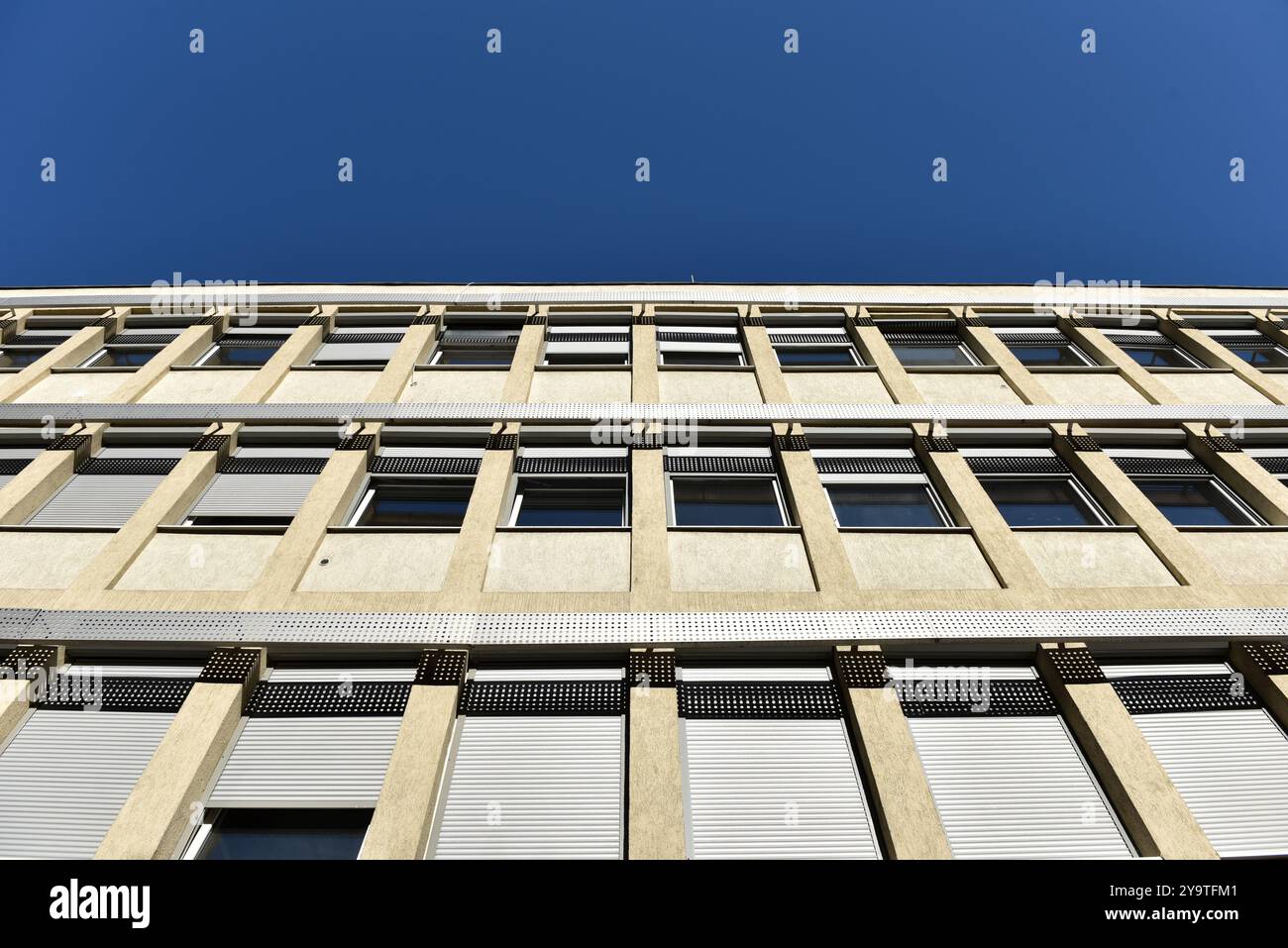 Facciata di un edificio moderno contro il cielo blu Foto Stock