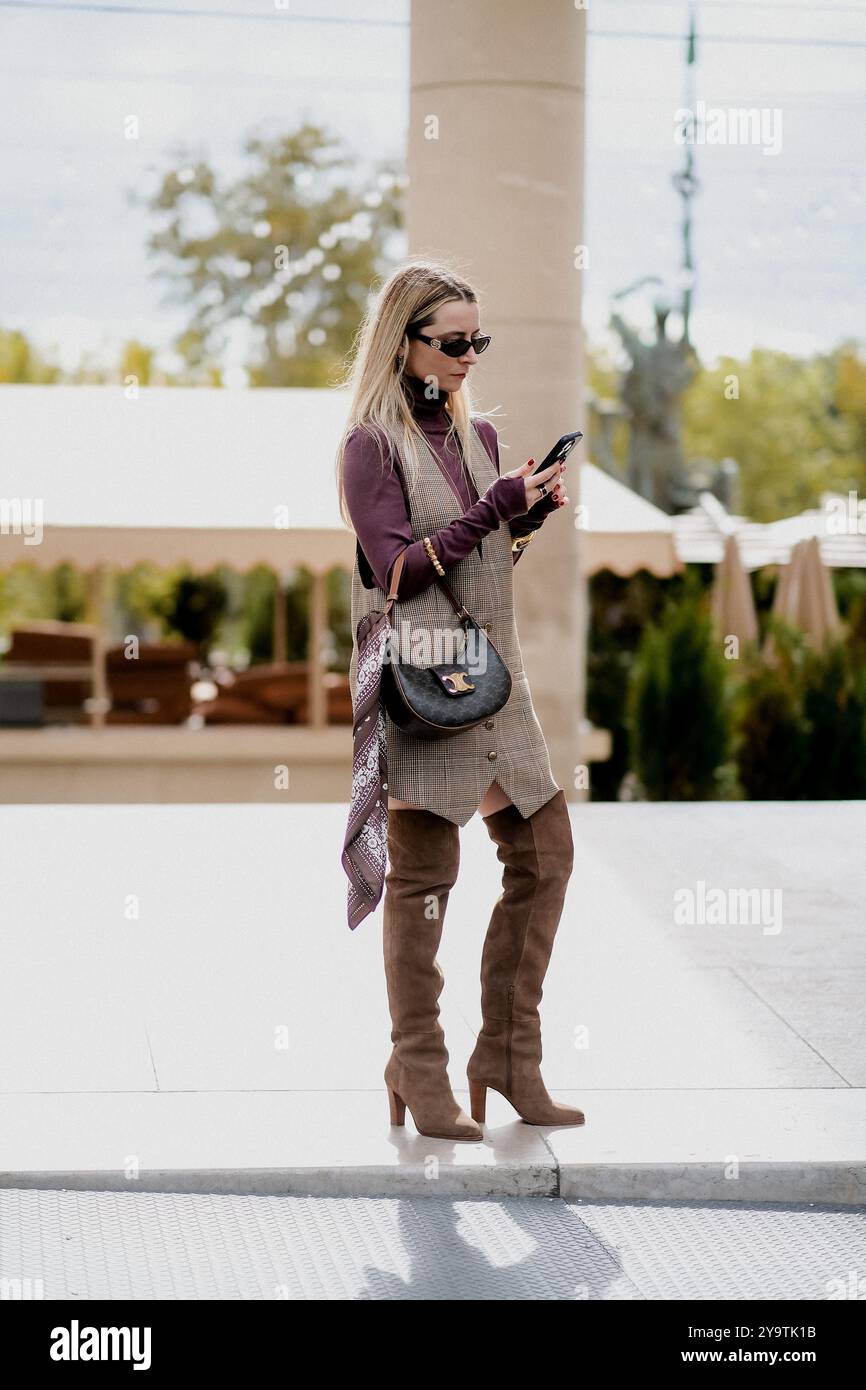 Parigi, Francia. 30 settembre 2024. Street style, Julia Comil arriva allo spettacolo Primavera Estate 2025 di Zimmermann, tenutosi al Palais de Tokyo, Parigi, Francia, il 30 settembre 2024. Foto di Marie-Paola Bertrand-Hillion/ABACAPRESS. COM credito: Abaca Press/Alamy Live News Foto Stock