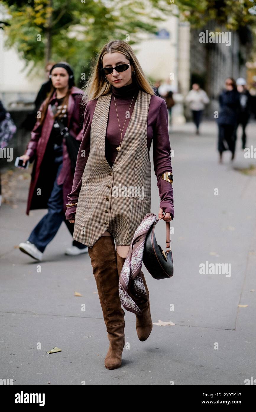 Parigi, Francia. 30 settembre 2024. Street style, Julia Comil arriva allo spettacolo Primavera Estate 2025 di Zimmermann, tenutosi al Palais de Tokyo, Parigi, Francia, il 30 settembre 2024. Foto di Marie-Paola Bertrand-Hillion/ABACAPRESS. COM credito: Abaca Press/Alamy Live News Foto Stock