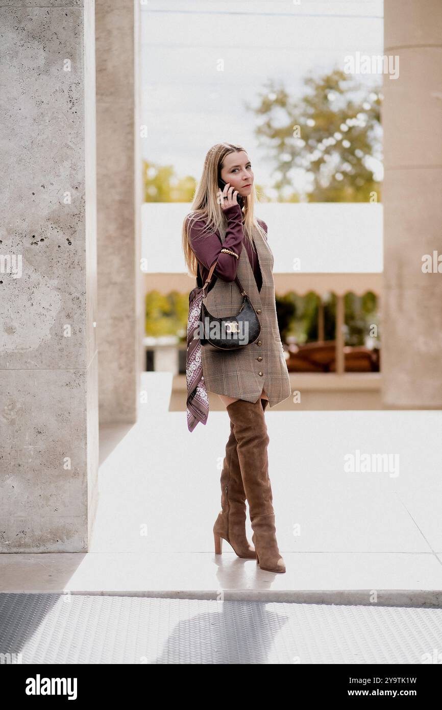 Parigi, Francia. 30 settembre 2024. Street style, Julia Comil arriva allo spettacolo Primavera Estate 2025 di Zimmermann, tenutosi al Palais de Tokyo, Parigi, Francia, il 30 settembre 2024. Foto di Marie-Paola Bertrand-Hillion/ABACAPRESS. COM credito: Abaca Press/Alamy Live News Foto Stock