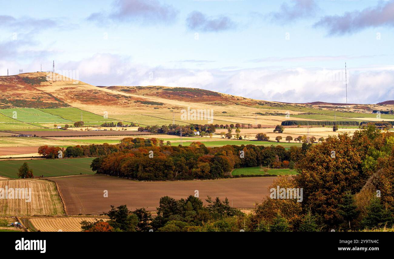 Il sole autunnale crea meravigliosi paesaggi della campagna circostante di Dundee, tra cui Strathmore Valley e Sidlaw Hills in Scozia Foto Stock