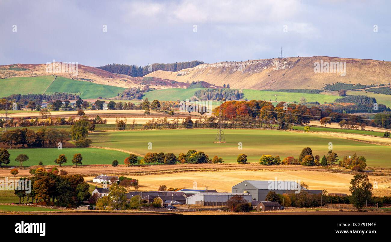 Il sole autunnale crea meravigliosi paesaggi della campagna circostante di Dundee, tra cui Strathmore Valley e Sidlaw Hills in Scozia Foto Stock