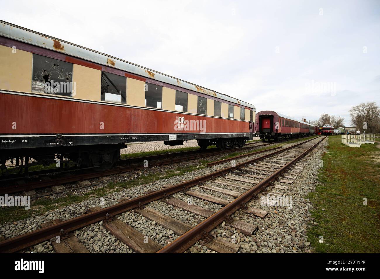 Im Wissenschaftshafen in Magdeburg stehen historische Eisenbahnen. *** Ferrovie storiche a Magdeburgs Porto della Scienza Foto Stock