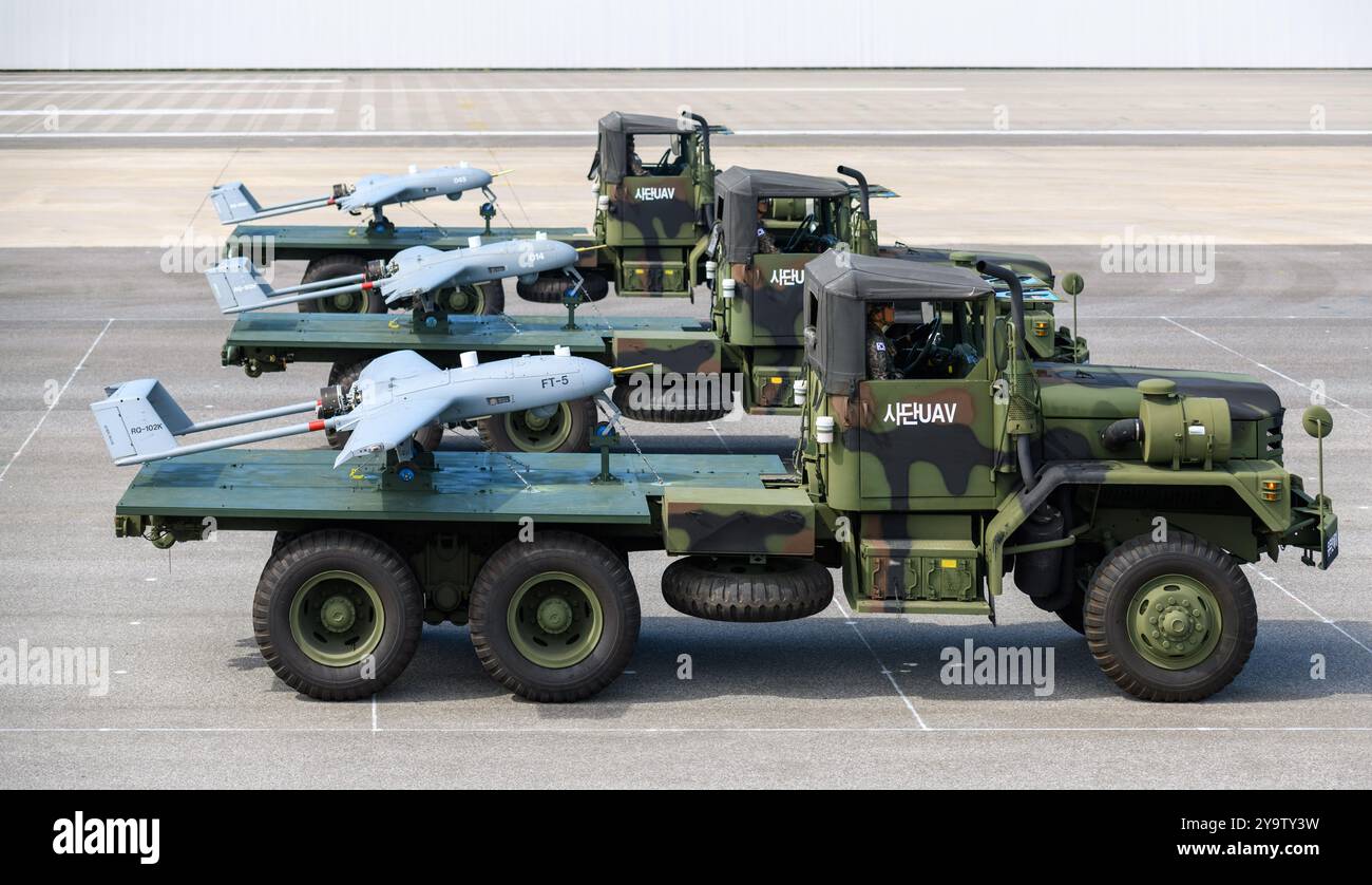 I veicoli aerei senza equipaggio della Corea del Sud visti durante il 76° anniversario della giornata pre-mediatica delle forze armate alla Seoul Air Force base a Seongnam, a sud di Seoul. I media di stato della Corea del Nord l'11 ottobre hanno affermato che la Corea del Sud ha inviato droni senza equipaggio su Pyongyang tre volte dalla scorsa settimana, una provocazione militare e una violazione della sua sovranità. Foto Stock