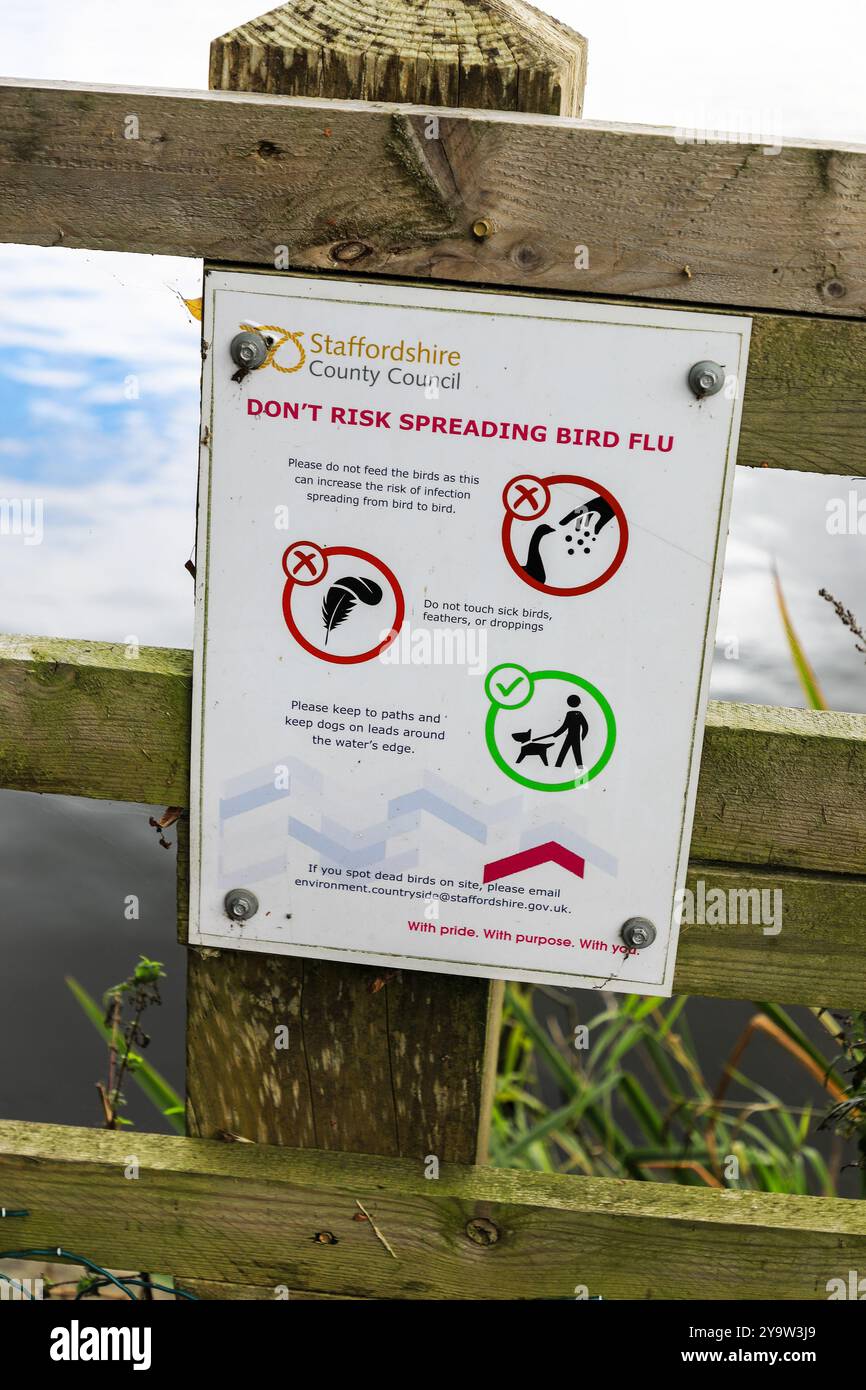 Un cartello con scritto "non rischiare di diffondere l'influenza aviaria" a Chasewater Country Park, Burntwood, Cannock Chase, Staffordshire, Inghilterra, REGNO UNITO Foto Stock Un cartello con scritto "non rischiare di diffondere l'influenza aviaria" a Chasewater Country Park, Burntwood, Cannock Chase, Staffordshire, Inghilterra, REGNO UNITO Foto Stock