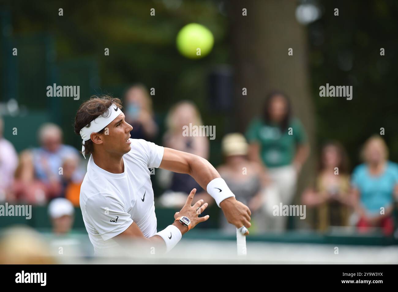 IMMAGINI DEI FILE. 11 ottobre 2024. Il tennista professionista spagnolo di 38 anni, Rafael Nadal, ha annunciato che si ritirerà alla fine di questa stagione. Nadal ha vinto 22 grandi slam sulla sua carriera nel tennis. Stoke Poges, Buckinghamshire, 26 giugno 2015. Rafael Nadal gioca a tennis al Boodles di Stoke Park, Stoke Poges, Buckinghamshire. Crediti: Maureen McLean/Alamy Foto Stock