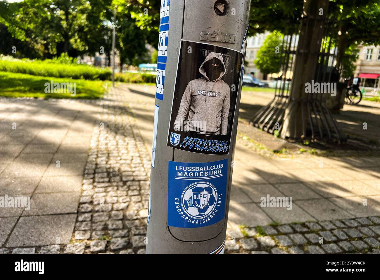 Der Pfeiler wurde zugeklebt. Einer der beliebtesten Plätze der Landeshauptstadt Magdeburg ist mit Aufkleber vom Fussballklub 1. FC Magdeburg zugeklebt. Unbekannte haben den Ulrichplatz in der City von Magdeburg mit Aufkleber übersät. Wahlplakate, Laternenpfeiler, Hinweisschild, Papierkörbe überall kleben die Aufkleber. Es gab einen Fanmarsch zum letzten Heimspiel des Clubs, anscheinend haben fans den Treffpunkt dazu genutzt um ihre Aufkleber grossflächig auf einen der beliebtesten Plätze der Magdeburger zu verteilen. *** Il pilastro è stato coperto con adesivi uno dei quadrati più popolari Foto Stock