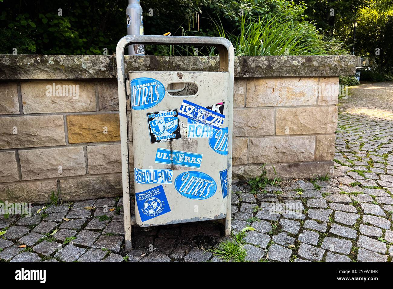 Einer der beliebtesten Plätze der Landeshauptstadt Magdeburg ist mit Aufkleber vom Fussballklub 1. FC Magdeburg zugeklebt. Unbekannte haben den Ulrichplatz in der City von Magdeburg mit Aufkleber übersät. Wahlplakate, Laternenpfeiler, Hinweisschild, Papierkörbe überall kleben die Aufkleber. Es gab einen Fanmarsch zum letzten Heimspiel des Clubs, anscheinend haben fans den Treffpunkt dazu genutzt um ihre Aufkleber grossflächig auf einen der beliebtesten Plätze der Magdeburger zu verteilen. *** Una delle piazze più popolari nella capitale dello stato Magdeburgo è ricoperta di adesivi dalla calza Foto Stock