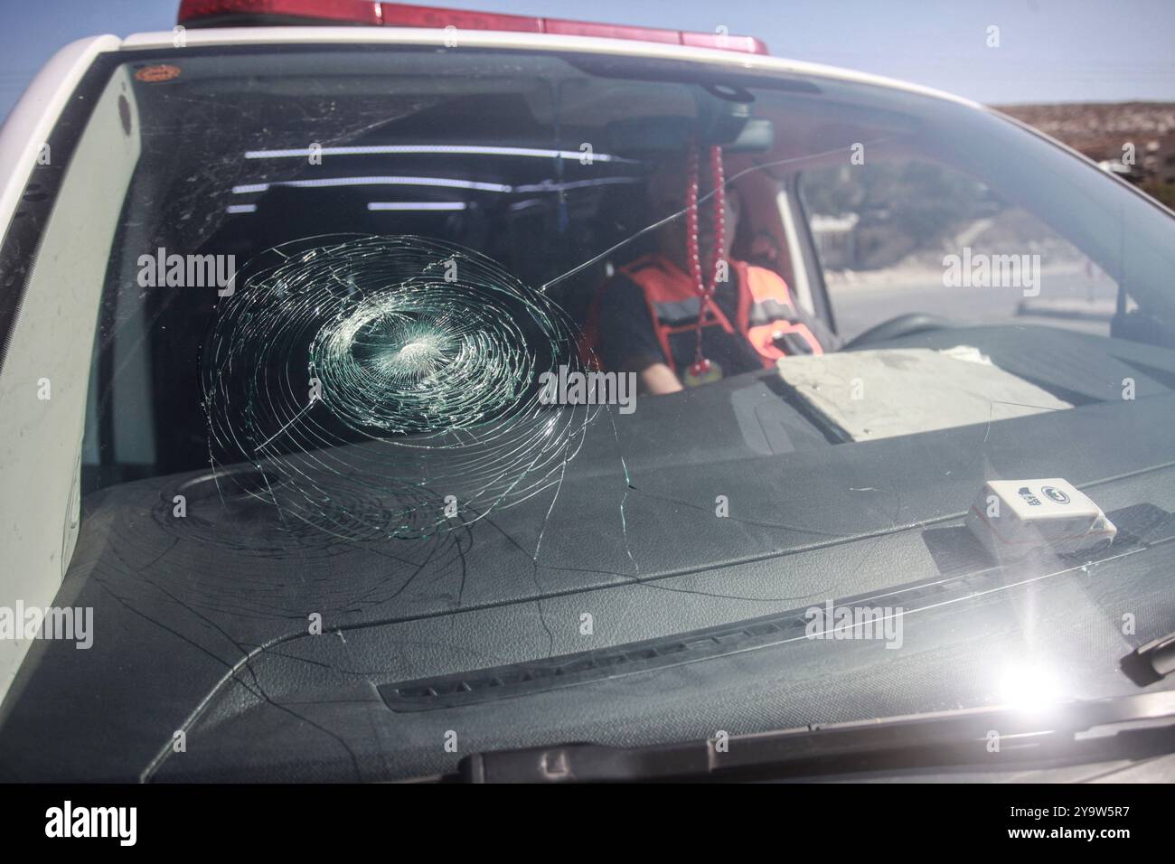 Nablus, Palestina. 11 ottobre 2024. Un'ambulanza appartenente alla Palestinian Medical Relief Society, le sue finestre sono state frantumate e lapidate da coloni israeliani mentre erano in servizio vicino all'avamposto di Evitar nella città di Beita, a sud di Nablus in Cisgiordania. I coloni israeliani attaccano spesso gli agricoltori palestinesi durante la stagione della raccolta delle olive, a sud di Nablus, e lanciano pietre alle auto di passaggio. Credito: SOPA Images Limited/Alamy Live News Foto Stock