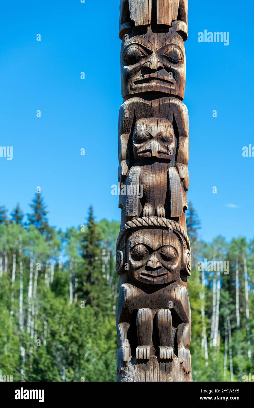 Totem canadese delle prime Nazioni dei nativi Gitxsan a Gitanyow o Kitwancool, Columbia Britannica, Canada. Foto Stock