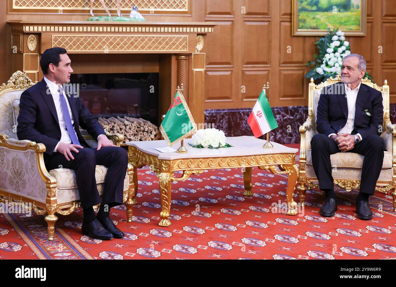 Ashgabat, Turkmenistan. 11 ottobre 2024. Il presidente del Turkmenistan SERDAR BERDIMUHAMEDOW (L) incontra il presidente iraniano MASOUD PEZESHKIAN (R) a margine di un forum internazionale, "interrelazione tra tempi e civiltà", "la base della pace e dello sviluppo", dedicato al 300° anniversario del compleanno del poeta Magtymguly Fragi. (Immagine di credito: © Presidenza iraniana tramite ZUMA Press Wire) SOLO USO EDITORIALE! Non per USO commerciale! Foto Stock