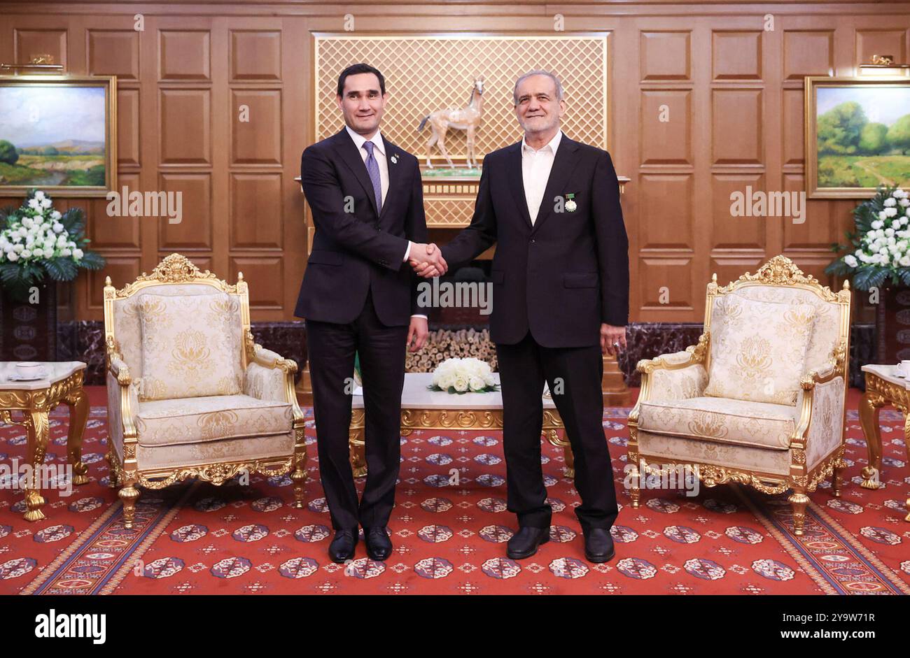Ashgabat, Turkmenistan. 11 ottobre 2024. Il presidente del Turkmenistan SERDAR BERDIMUHAMEDOW (L) incontra il presidente iraniano MASOUD PEZESHKIAN (R) a margine di un forum internazionale, "interrelazione tra tempi e civiltà", "la base della pace e dello sviluppo", dedicato al 300° anniversario del compleanno del poeta Magtymguly Fragi. (Immagine di credito: © Presidenza iraniana tramite ZUMA Press Wire) SOLO USO EDITORIALE! Non per USO commerciale! Foto Stock