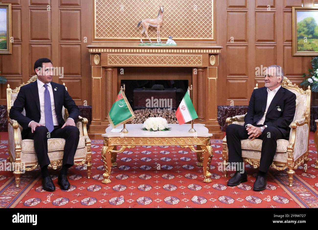 Ashgabat, Turkmenistan. 11 ottobre 2024. Il presidente del Turkmenistan SERDAR BERDIMUHAMEDOW (L) incontra il presidente iraniano MASOUD PEZESHKIAN (R) a margine di un forum internazionale, "interrelazione tra tempi e civiltà", "la base della pace e dello sviluppo", dedicato al 300° anniversario del compleanno del poeta Magtymguly Fragi. (Immagine di credito: © Presidenza iraniana tramite ZUMA Press Wire) SOLO USO EDITORIALE! Non per USO commerciale! Foto Stock